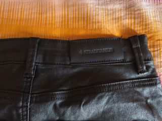 Pantalón pitillo Stradivarius negro