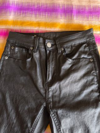 Pantalón pitillo Stradivarius negro