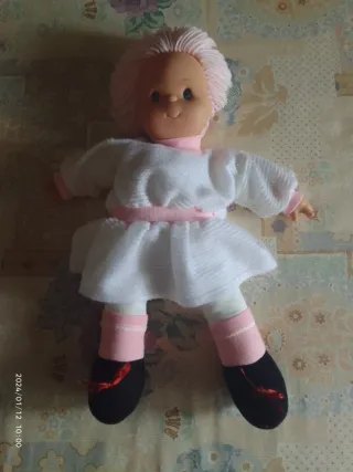 Muñeca de tela con pelo rosa