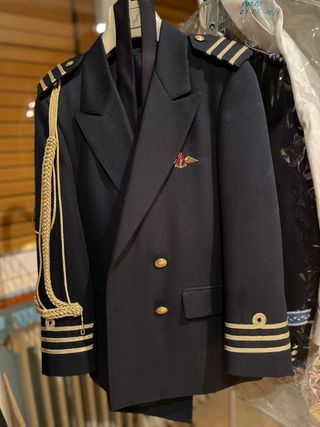 Traje de comunión para niño intacto.