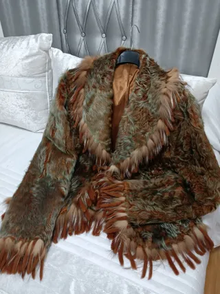 Abrigo de pelo marrón y verde