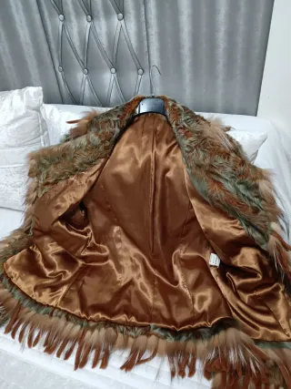 Abrigo de pelo marrón y verde