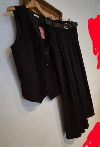 Conjunto chaleco y pantalón negro 44/48 por 17 eur