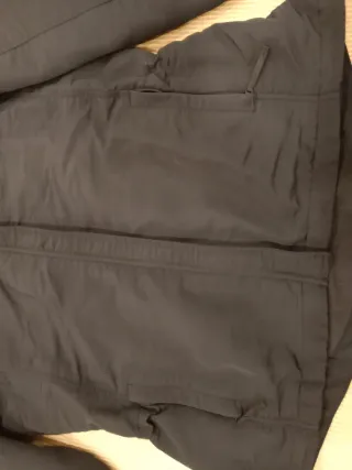 Chaqueta cortavientos negra con capucha