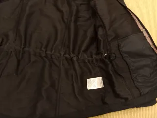 Chaqueta cortavientos negra con capucha