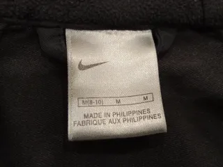 Chaqueta cortavientos negra con capucha