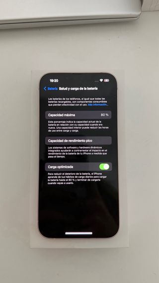 iPhone 13 Rosa 128GB con cabeza de cargador.