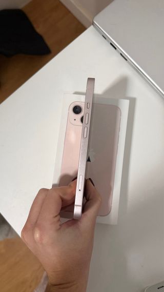 iPhone 13 Rosa 128GB con cabeza de cargador.