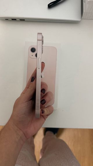 iPhone 13 Rosa 128GB con cabeza de cargador.