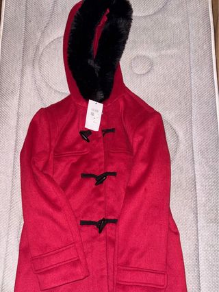 Abrigo rojo con capucha y pelo sintético Talla M