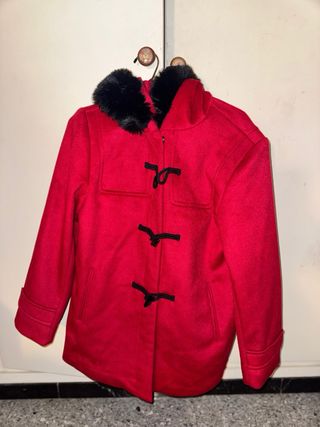 Abrigo rojo con capucha y pelo sintético Talla M