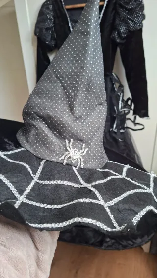 Disfraz Niña Bruja Negro con Araña Talla 10-12.