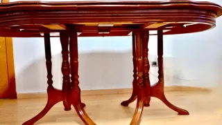 Mesa de comedor ovalada de madera