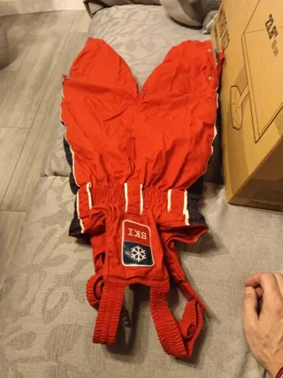 Traje de nieve rojo y negro. Niño pequeño bebe