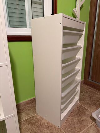 Cajonera Trofast con cassetti in plastica