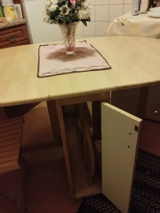 Mesa de cozinha dobrável c/ 2 cadeiras