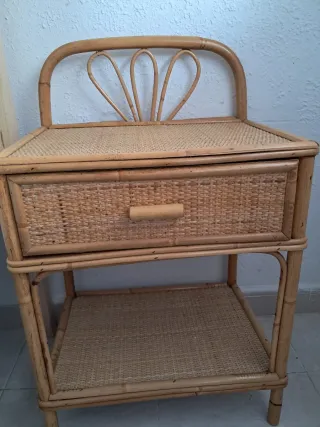 Comodino in vimini e bambù