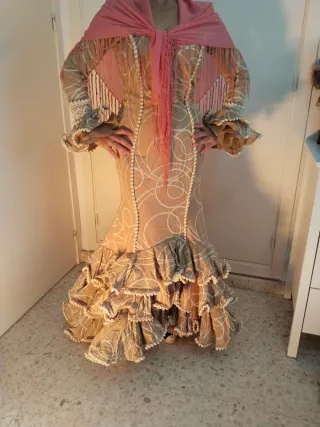 Traje de flamenca beige con círculos blancos