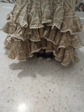 Traje de flamenca beige con círculos blancos