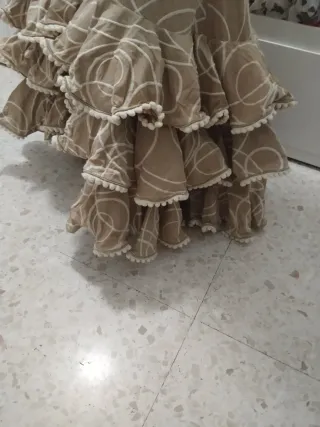 Traje de flamenca beige con círculos blancos