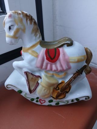 Salvadanaio in ceramica cavallo a dondolo