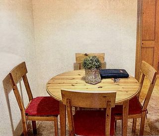 Mueble de madera rústico para salón con mesa