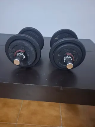 Banco de pesas y mancuernas.