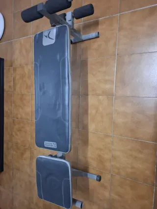 Banco de pesas y mancuernas.