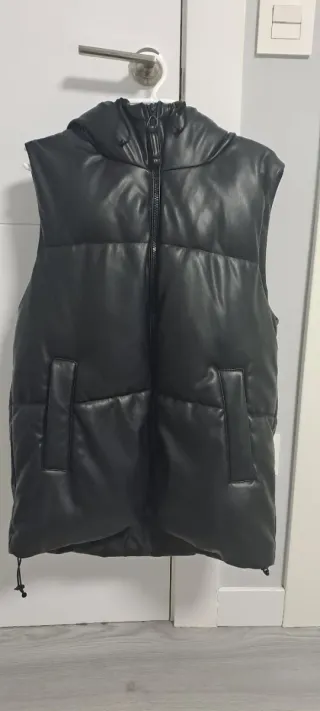 Chaleco acolchado negro con capucha