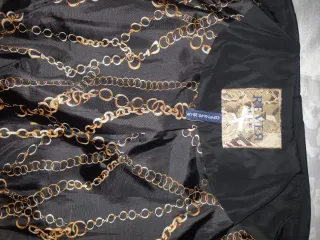 Abrigo negro señora elegante