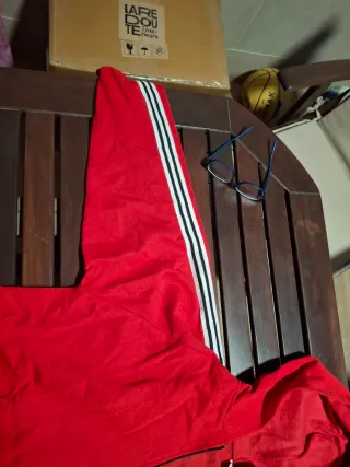 Sudadera con cremallera y capucha roja