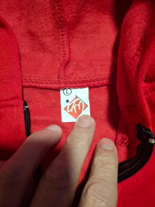 Sudadera con cremallera y capucha roja