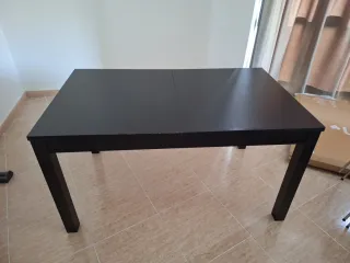 Mesa de comedor negra de madera