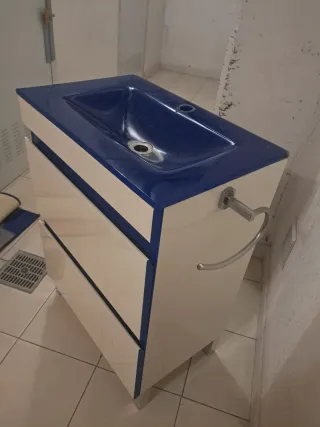 Mueble de baño azul y blanco.