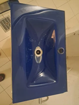 Mueble de baño azul y blanco.