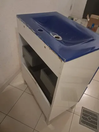 Mueble de baño azul y blanco.