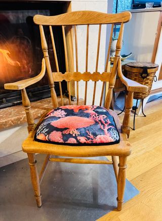 Silla Windsor restaurada con tapizado marino