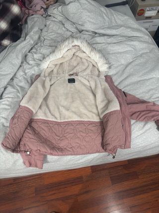 Chaqueta rosa invierno con capucha peluda