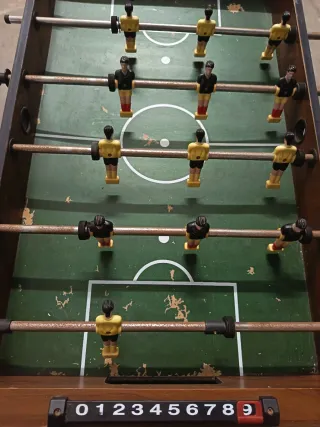 Futbolín clásico de mesa El fondo algo rallado