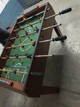 Futbolín clásico de mesa El fondo algo rallado