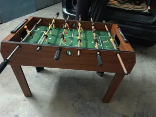 Futbolín clásico de mesa El fondo algo rallado
