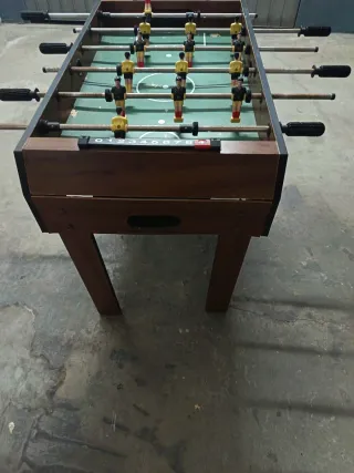 Futbolín clásico de mesa El fondo algo rallado