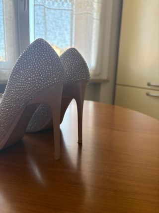 Scarpe con tacco e brillantini