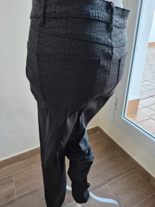 Pantalón negro estampado efecto piel
