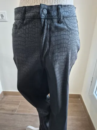 Pantalón negro estampado efecto piel