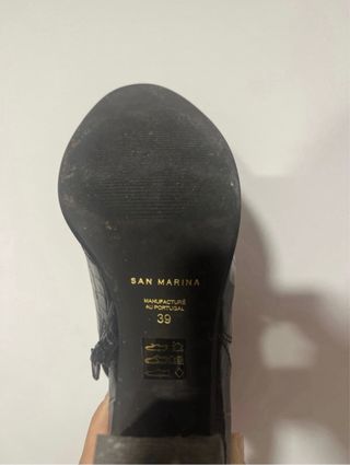 Botas altas tacón negras de piel.