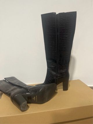 Botas altas tacón negras de piel.