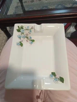 Cenicero de porcelana con flores