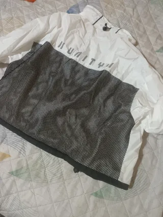 Chaqueta blanca y negra con malla
