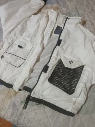 Chaqueta blanca y negra con malla